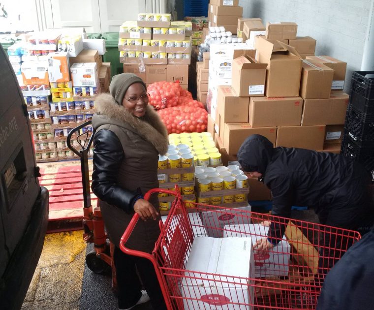 Une femme fait son épicerie au magasin d'aide alimentaire d'urgence